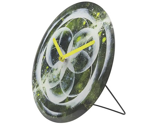 Tischuhr mit abstraktem Blumendesign und gelben Zeigern