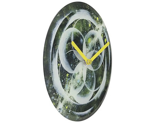 Dekorative Wanduhr mit abstraktem Muster und gelben Zeigern