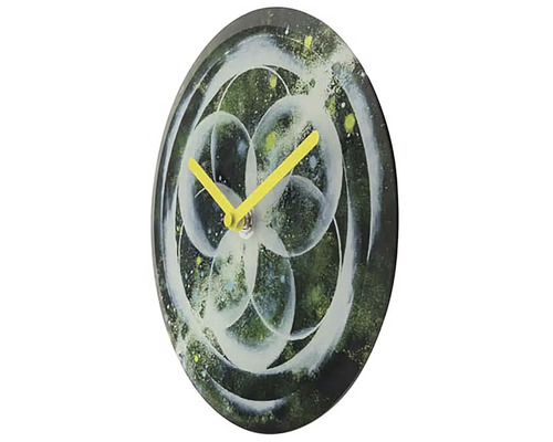 Dekorative Wanduhr mit abstrakten Designelementen und gelben Zeigern.