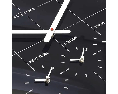 Nahaufnahme einer Nextime Weltzeituhr mit Städtenamen