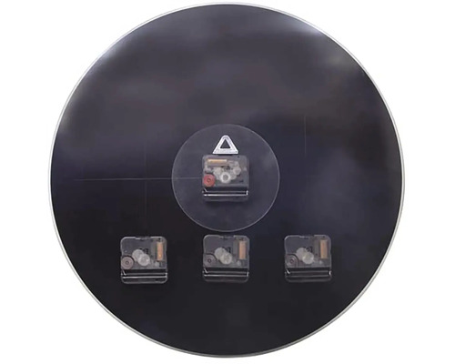 Rückseite einer runden Wanduhr mit mehreren Uhrwerken