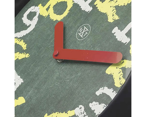 Detailansicht einer Wanduhr mit Zahlenmuster und Zeigern