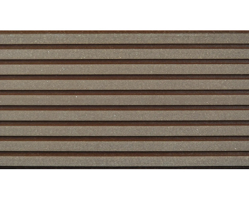 Nahaufnahme von Terrassendielen mit Nut- und Feder-Verbindung