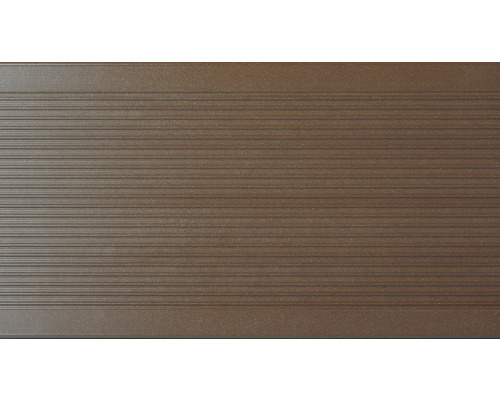 Terrassendiele aus Kunststoff mit geriffelter Oberfläche.