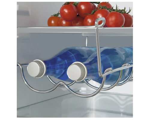 Flaschenregal im Kühlschrank mit Wasserflaschen und Tomaten