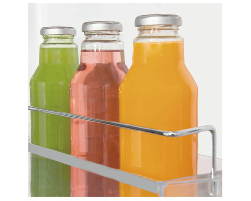 Drei Glasflaschen mit Getränken im Regal