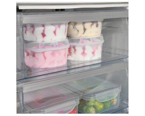 Gefüllte Vorratsdosen im Kühlschrankregal