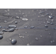 Nahaufnahme von Wassertropfen auf wasserabweisendem Stoff