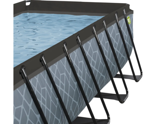 Detailansicht eines rechteckigen Aufstellpools mit Stahlrahmen und Wasseroberfläche