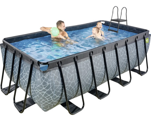 Rechteckiger Frame-Pool mit Familie und Leiter