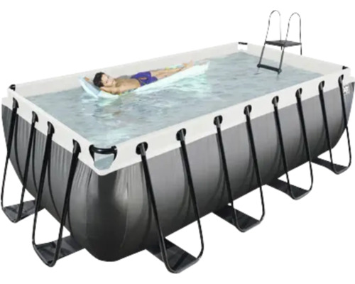 Rechteckiger Framepool mit Leiter und Person auf einer Luftmatratze