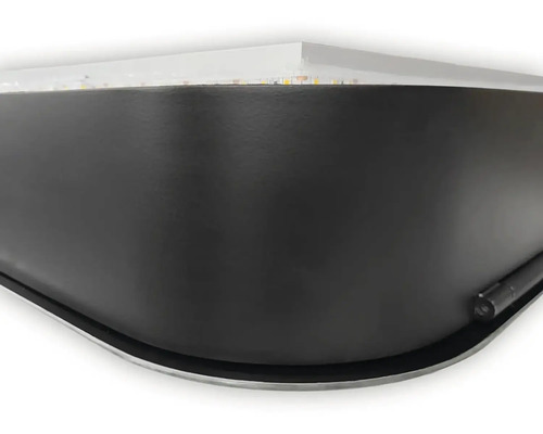 Detailansicht einer schwarzen Aquarienabdeckung mit Beleuchtung