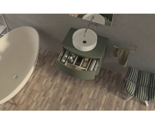 Badezimmeransicht von oben mit Badewanne, Waschtisch mit offenem Schubladensystem und Stuhl