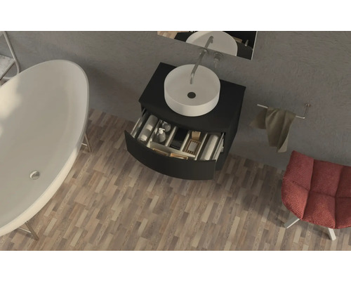 Badezimmer mit Badewanne, Waschtisch mit offenem Schubfach, Handtuch und Stuhl