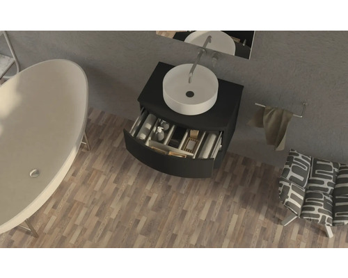 Badezimmer-Szene mit Badewanne, Waschtisch mit offenem Schubfach, Handtuch und Sessel