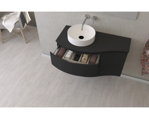 Modernes Badezimmer mit schwarzem Waschtisch, Aufsatzwaschbecken und offenem Schubladenelement zur Aufbewahrung.