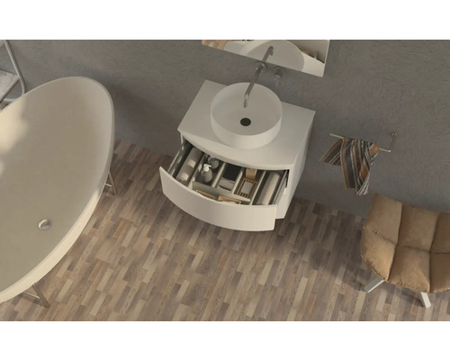 Badezimmer mit Badewanne, Waschtisch und Stuhl aus der Vogelperspektive