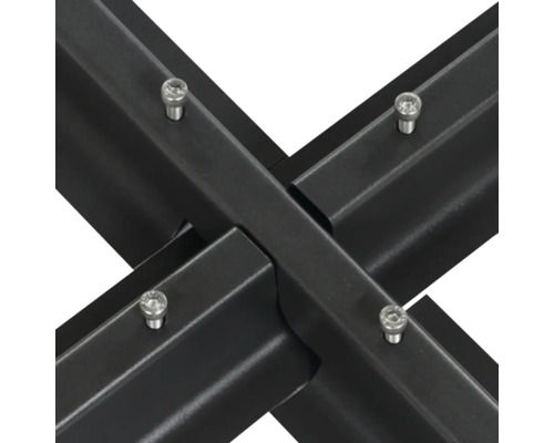 Detailansicht einer schwarzen, mit Schrauben befestigten Kreuzverbindung von Rasenkanten