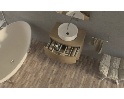 Badezimmeransicht von oben mit Badewanne, Waschtisch mit offenem Schubladeneinsatz, Spiegel, Handtuch und Sessel