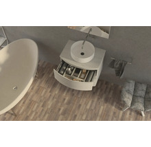 Ansicht von Bad mit Badewanne, Waschtisch mit offenem Schubfach, Handtuch und Sessel