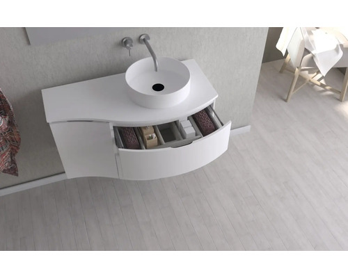 Modernes Badezimmer mit Waschbecken und offenem Unterschrank