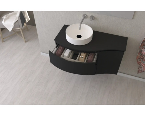 Waschtisch mit offenem Schubfach und Aufsatzwaschbecken im Badezimmer.