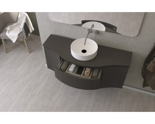 Badezimmer mit Waschbecken, Unterschrank mit Auszug und Spiegel