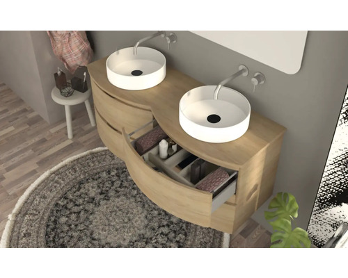 Badezimmer mit Waschtischunterschrank aus Holz, zwei Aufsatzwaschbecken und einem offenen Schubfach