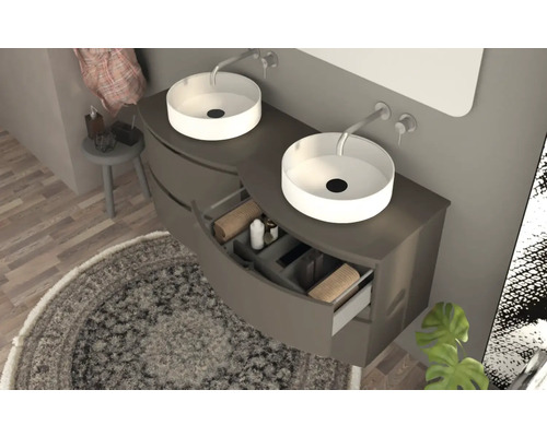 Badezimmer mit Waschtischunterschrank, zwei Aufsatzwaschbecken und geöffneter Schublade mit Handtüchern