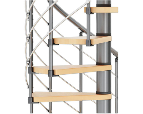 Detailansicht einer Wendeltreppe mit Holzstufen und Metallgeländer