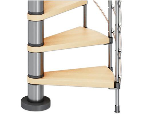 Detailaufnahme einer Wendeltreppe mit Holzstufen und Metallsäule