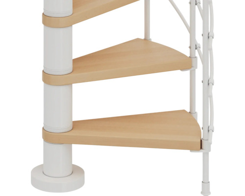 Detailansicht einer Wendeltreppe mit Holzstufen und weißem Geländer