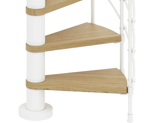 Detailaufnahme einer Wendeltreppe mit Holzstufen und weißem Metallgeländer