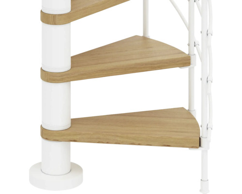 Detailaufnahme einer Wendeltreppe mit Holzstufen und weißem Metallgeländer.