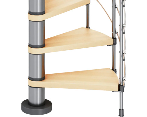 Detailansicht einer Wendeltreppe mit Holzstufen und Metallgeländer