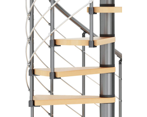 Detailansicht einer Wendeltreppe mit Holzstufen und Metallgeländer
