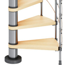 Detailaufnahme einer Wendeltreppe mit Holzstufen und Metallgeländer