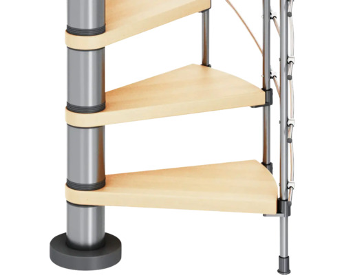 Detailansicht einer Wendeltreppe mit Stufen aus Holz und einem Metallgeländer