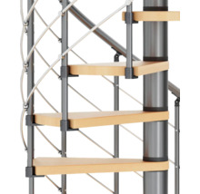 Detailaufnahme einer Wendeltreppe mit Holzstufen und Metallgeländer