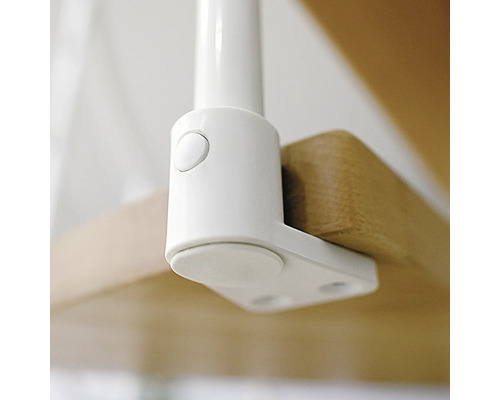 Detailansicht einer Treppenschutzgitter-Befestigung an einer Holztreppe