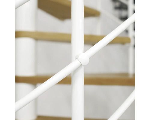 Detailansicht einer weißen Wendeltreppe mit Holzstufen