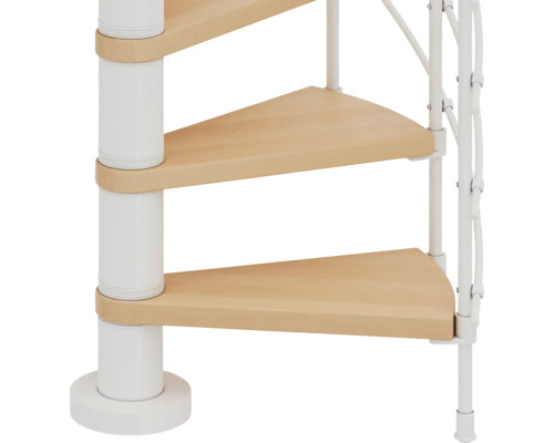 Detailansicht einer Wendeltreppe mit Holzstufen und weißem Geländer