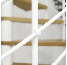 Detailaufnahme einer weißen Wendeltreppe mit Holzstufen und Metallgeländer