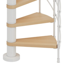 Detailaufnahme einer Wendeltreppe mit Holzstufen und weißem Metallgeländer