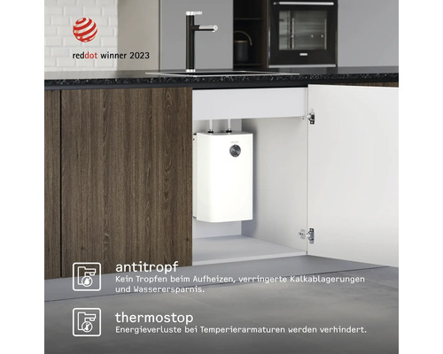 Küche mit Warmwasserbereiter unter der Spüle und Red Dot Winner 2023 Siegel