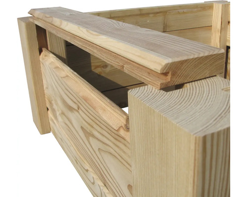 Detailansicht eines Hochbeets aus Holz.
