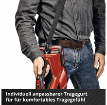 Person mit einem verstellbaren Tragegurt für ein komfortables Tragegefühl