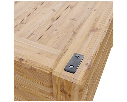 Detailansicht einer Holzkonstruktion mit Metallverbinder und Schrauben