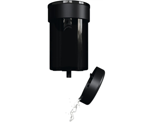 Schwarzer Wasserfilter mit offenem Deckel und auslaufendem Wasser