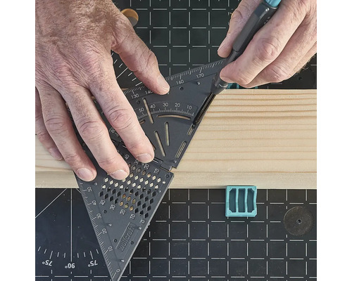 Anwender mit Winkelmesser zum Markieren von Holz